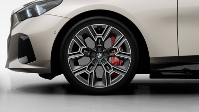 BMW 540d xDrive Touring (pohľad spredu)