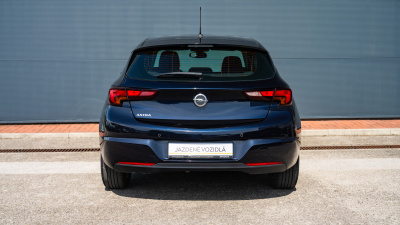 Opel Astra 1.4 T (pohľad zozadu)