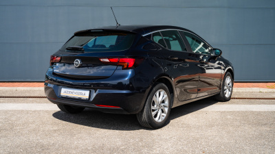 Opel Astra 1.4 T (pohľad spredu)