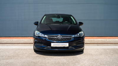Opel Astra 1.4 T (pohľad do interiéru)