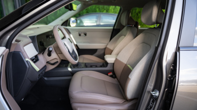 Kia Seltos 1.6 T-GDi 7DCT Gold (pohľad do interiéru)