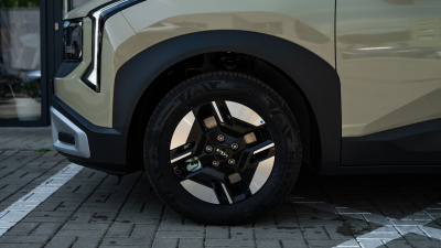 Kia Seltos 1.6 T-GDi  Silver (pohľad do interiéru)