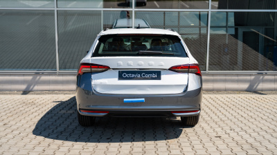 Škoda Octavia Combi 2.0 TDI Selection (pohľad spredu)