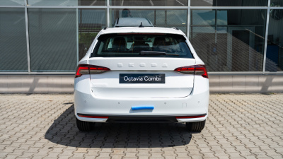 Škoda Octavia Combi 2.0 TDI Selection (pohľad spredu)