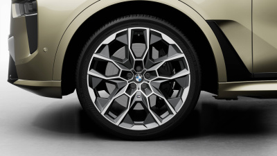 BMW X7 40d xDrive (pohľad spredu)