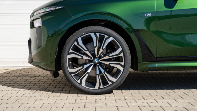 BMW X7 40d xDrive (pohľad spredu)