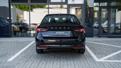 Škoda Octavia 2.0 TDI Selection (pohľad spredu)