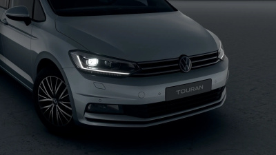 VW Touran 1.5 TSI Limited (pohľad spredu)