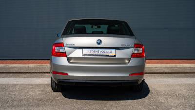 Škoda Octavia 1,6 TDI Ambition (pohľad spredu)