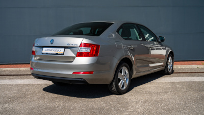 Škoda Octavia 1,6 TDI Ambition (pohľad do interiéru)