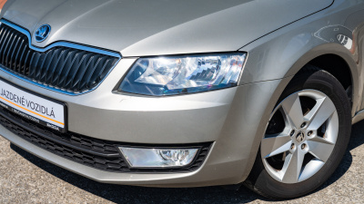 Škoda Octavia 1,6 TDI Ambition (pohľad do interiéru)