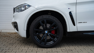 BMW X6 40d xDrive (pohľad spredu)