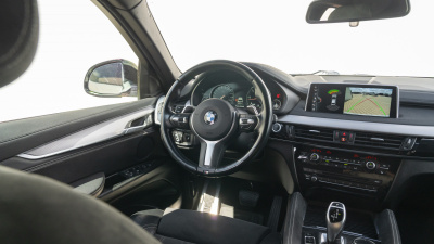 BMW X6 40d xDrive (pohľad do interiéru)