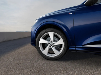 AUDI Q5 2.0 TDI Quattro (pohľad do interiéru)
