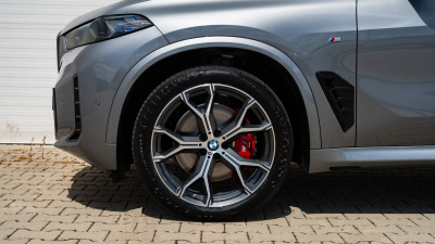 BMW X5 30d xDrive (pohľad spredu)