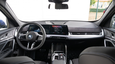 BMW iX1 20 eDrive (pohľad do interiéru)