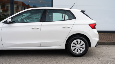 Fabia 1.0 MPI Essence (pohľad do interiéru)