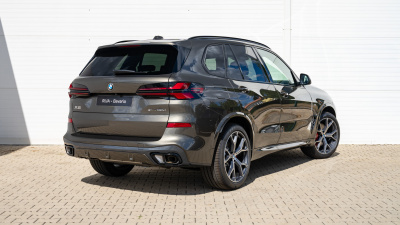 BMW X5 30d xDrive (pohľad zboku)