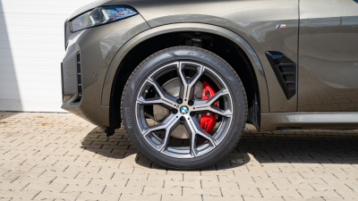 BMW X5 30d xDrive (pohľad spredu)
