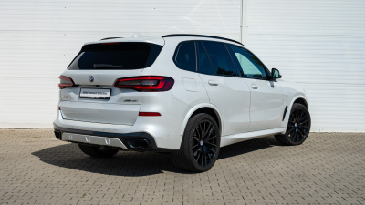 BMW X5 40i xDrive (pohľad zboku)