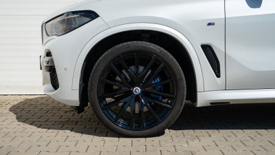 BMW X5 40i xDrive (pohľad spredu)