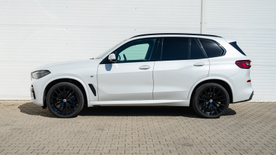 BMW X5 40i xDrive (pohľad zozadu)
