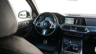BMW X5 40i xDrive (pohľad do interiéru)