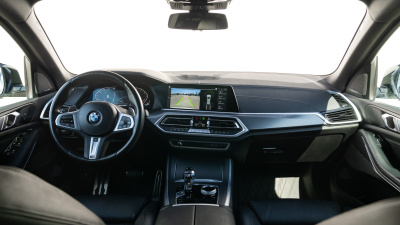 BMW X5 40i xDrive (pohľad do interiéru)