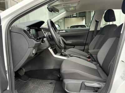 VW Taigo 1.0 TSI Life (pohľad do interiéru)