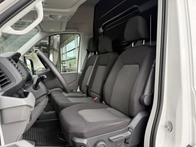 VW Crafter L3H3 35 2.0 TDI (pohľad do interiéru)