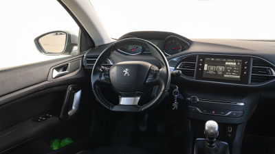 Peugeot 308 SW 1.6 HDI (pohľad do interiéru)