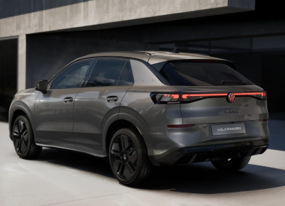 VW T-Roc 1.5 eTSI R-Line Limited (pohľad zozadu)