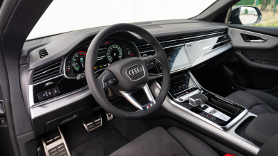 AUDI Q8 TFSIe PHEV quattro (pohľad zboku)