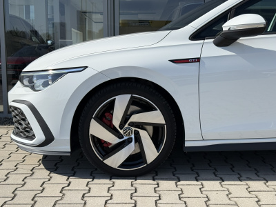 Volkswagen Golf 2.0 TSI 245k GTI DSG (pohľad do interiéru)