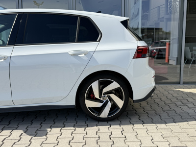 Volkswagen Golf 2.0 TSI 245k GTI DSG (pohľad do interiéru)
