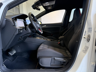 Volkswagen Golf 2.0 TSI 245k GTI DSG (pohľad do interiéru)