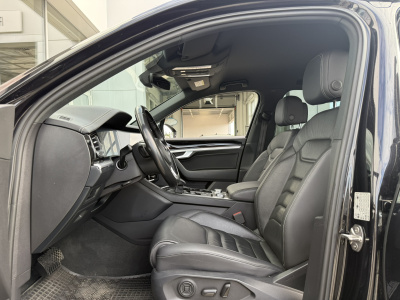 VW Touareg 3.0 TDI R-Line  (pohľad do interiéru)