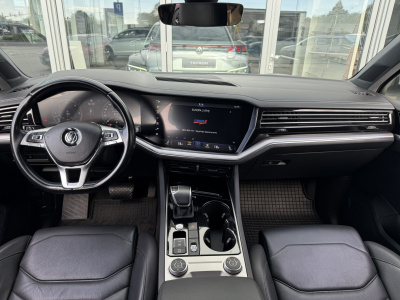 VW Touareg 3.0 TDI R-Line  (pohľad do interiéru)