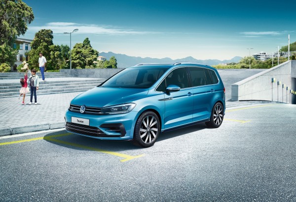 Volkswagen Touran trojštvrťový pohľad spredu vľavo
