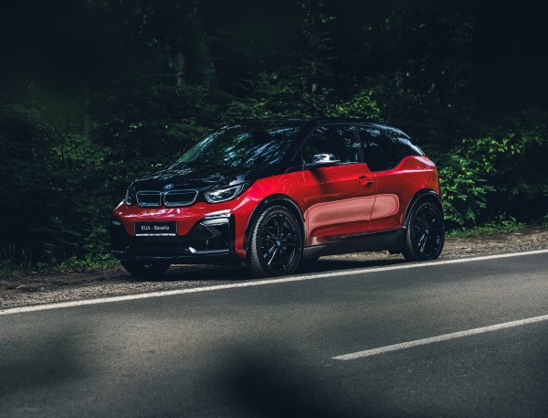 BMW i3- trojštvrťový pohľad spredu- červená farba