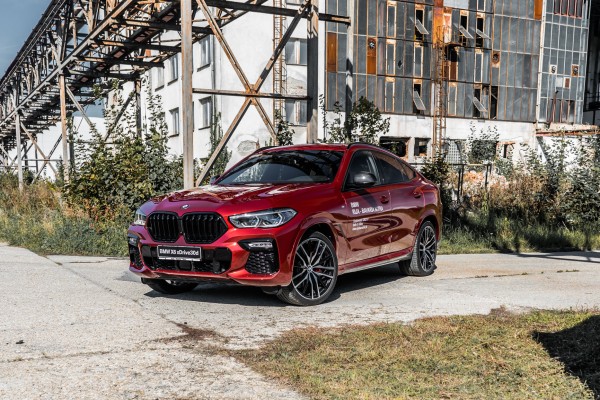 BMW X6 červená