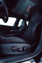 ŠKODA Superb – detail interiér predá sedačka, čierna farba