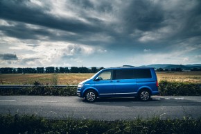 Volkswagen Multivan pohľad zboku, modrá farba