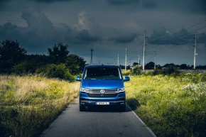 Volkswagen Multivan pohľad spredu, modrá farba