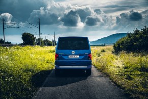 Volkswagen Multivan pohľad zozadu, modrá farba