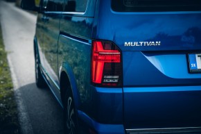 Volkswagen Multivan trojštvrťový pohľad zozadu, detail zadný kufor modrá farba