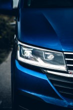 Volkswagen Multivan pohľad spredu, detail predné svetlo modrá farba