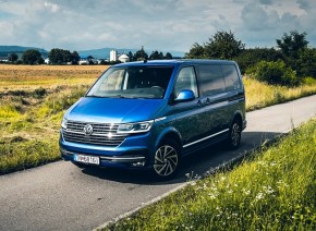 Volkswagen Multivan trojštvrťový pohľad spredu, modrá farba, titulná