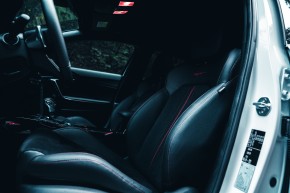 Kia ProCeed interiér detail predné sedačky, biela farba