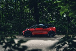 BMW i3- pohľad zboku- červená farba